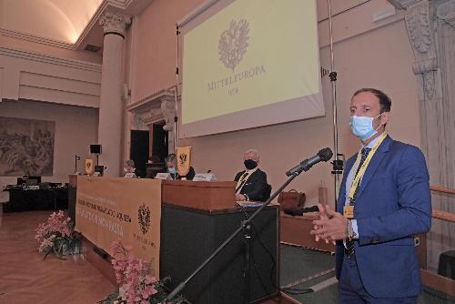 Il governatore Massimiliano Fedriga mentre interviene al Forum